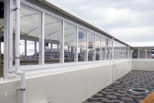 階段上屋膜屋根（クリーンマックス220）酸化チタン光触媒含有膜