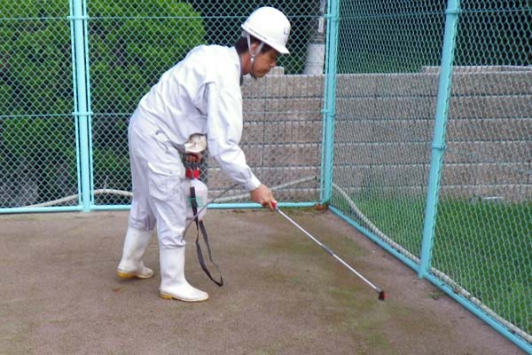 人工芝リフレッシュ　②コケ防除剤散布