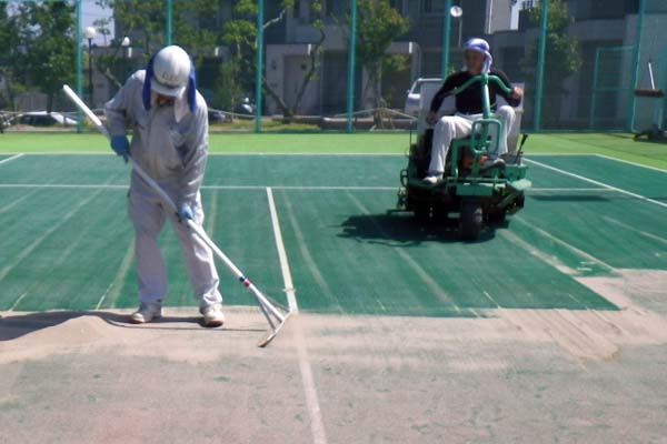 人工芝リフレッシュ　③表面砂除去