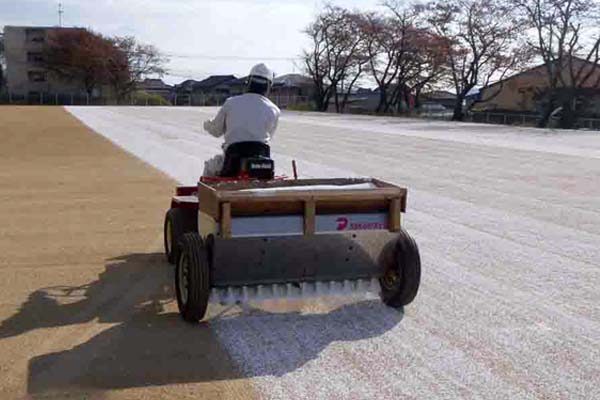 自社機械　塩化カルシウム散布