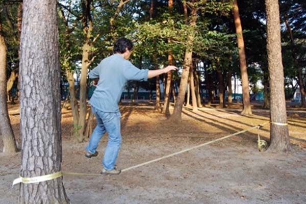 綱渡りでエクササイズできる スラックライン ってご存知ですか コウフ フィールドスタッフブログ